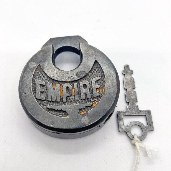 Antique Fraim Empire cast iron pancake lock with key circa 1900-1920 Vintage - Picture 5 of 5